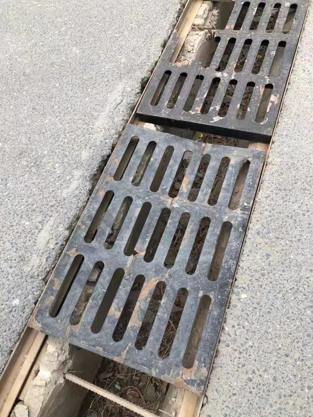 金龙南郡小区大门口市政管辖道路排水沟盖全是坏的